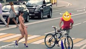 Imagen Calentando pollas por la calle: le encanta pasear desnuda y exhibirse