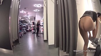 Imagen Desnuda en el centro comercial a ver si pone cachondo a alguien