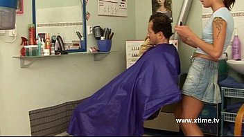 Imagen La joven peluquera veinteañera echa mano al paquete del cliente