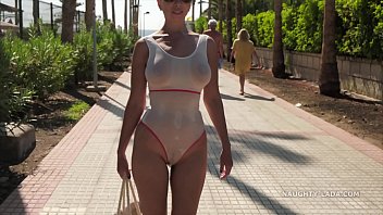 Imagen Impresionante el bikini con el que Naugthy Lada baja a la playa