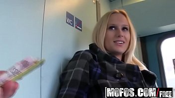 Imagen Se folla en los servicios del tren a una rubiaza con novio