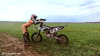 Imagen Jeny Smith desnuda en la moto y rebozándose por el barro