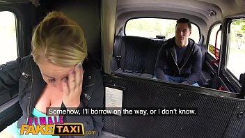 Imagen La taxista finge estar triste para ver si puede follarse a un cliente