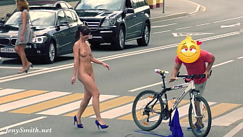 Imagen Paseando desnuda, va por la calle desnuda esta mujer..
